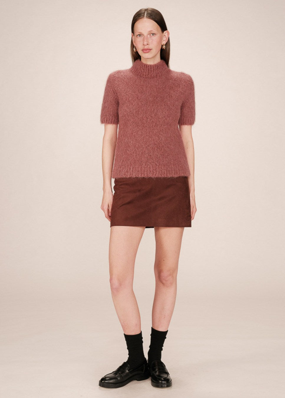 terracotta gebreide grace en mila trui saule met korte mouwen op staand model
