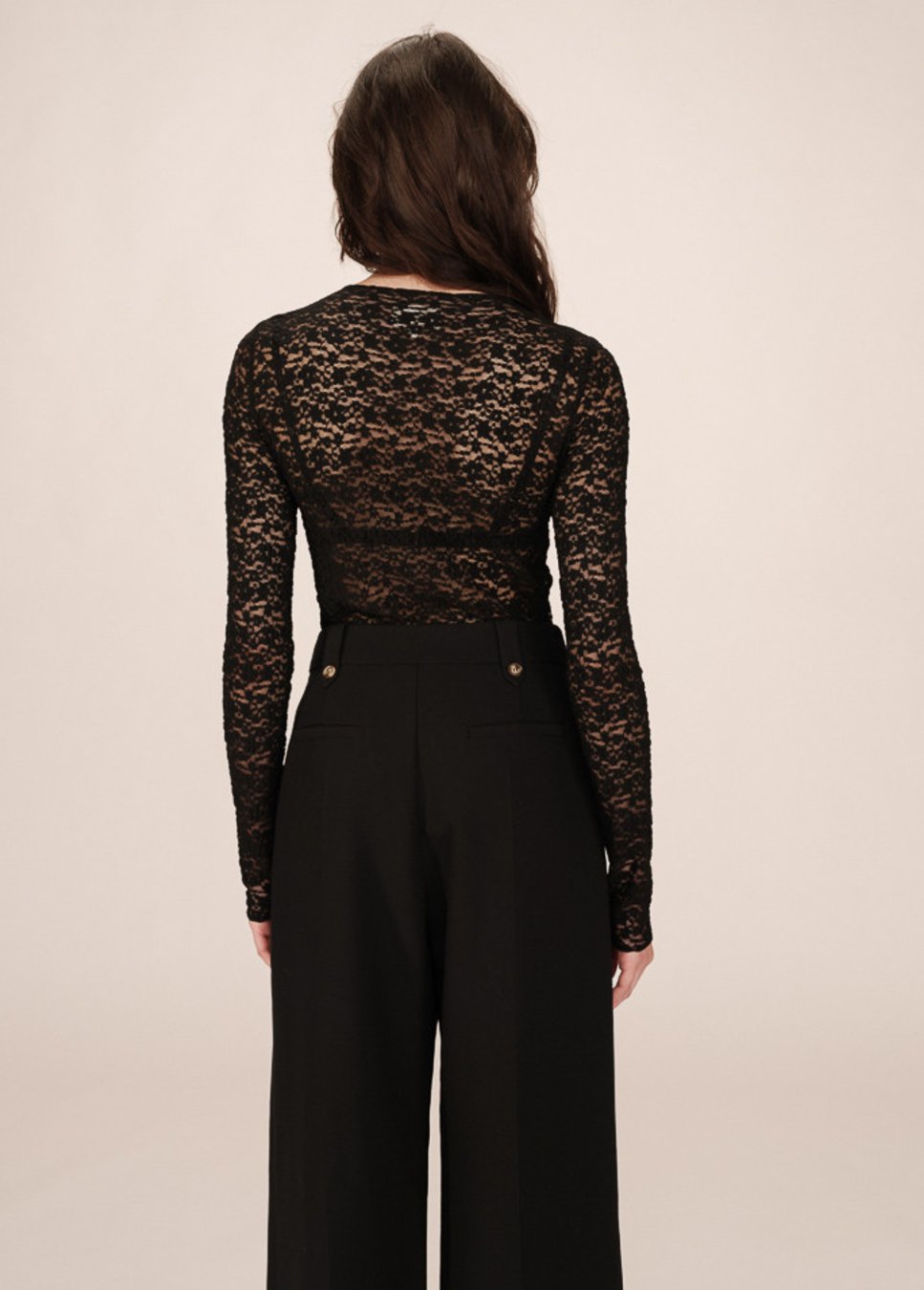 Zwart kanten shady grace en mila top op model achterkant