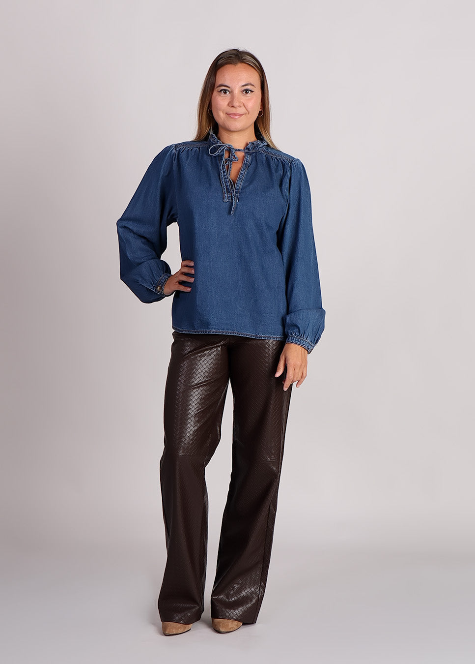 Grace & Mila Salsa blouse strik denim blauw voorkant model met bruine vegan leather broek