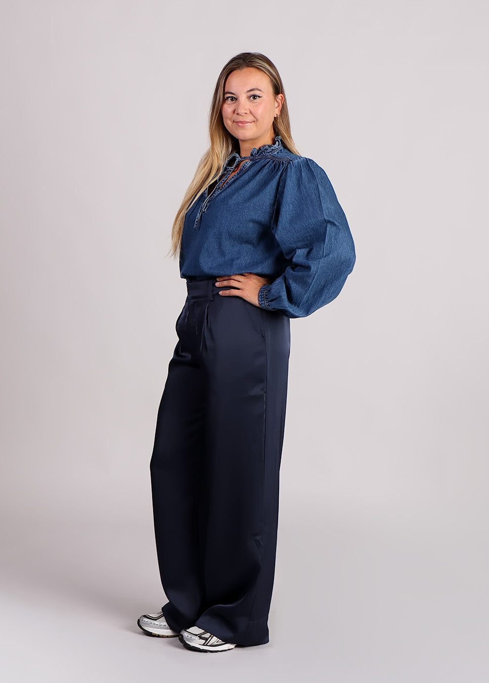 Grace & Mila Salsa blouse strik denim blauw zijkant model met blauwe satijnen broek