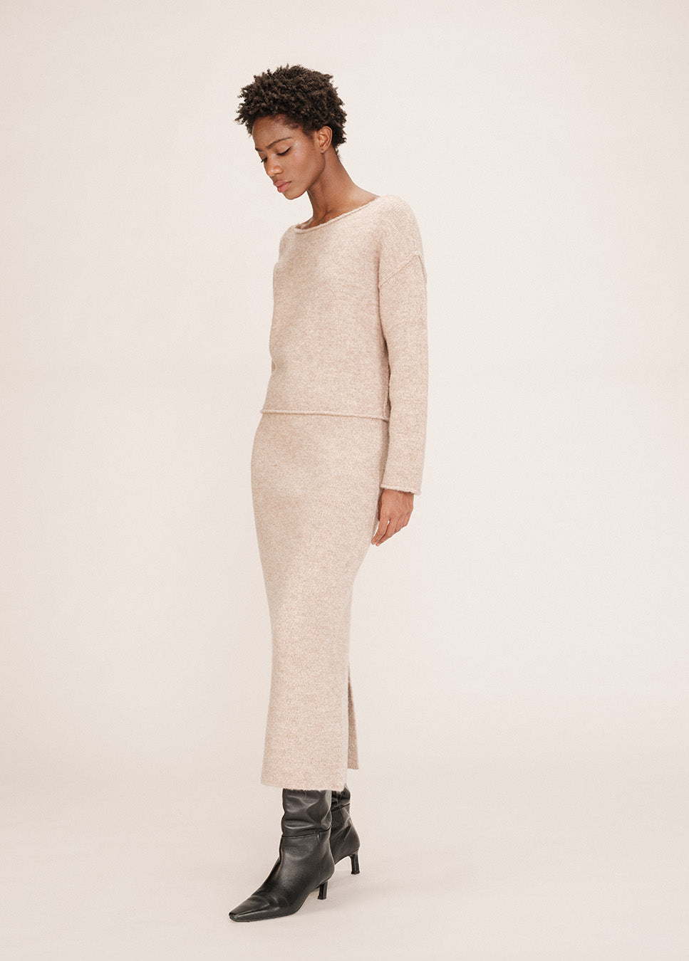 Grace & Mila Tamino trui wol beige zijkant model met bijpassende rok