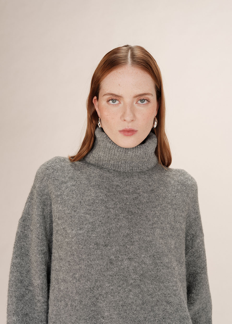 Grace & Mila Taxi coltrui gebreid wol oversized grijs voorkant model detail