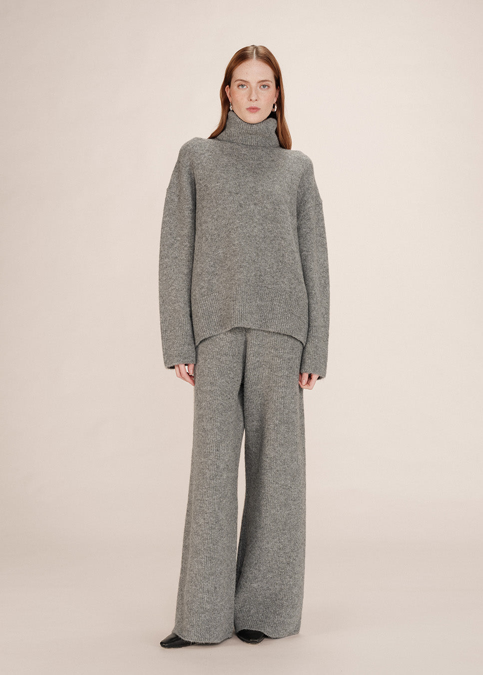 Grace & Mila Taxi coltrui gebreid wol oversized grijs voorkant model met grijze gebreide wollen broek