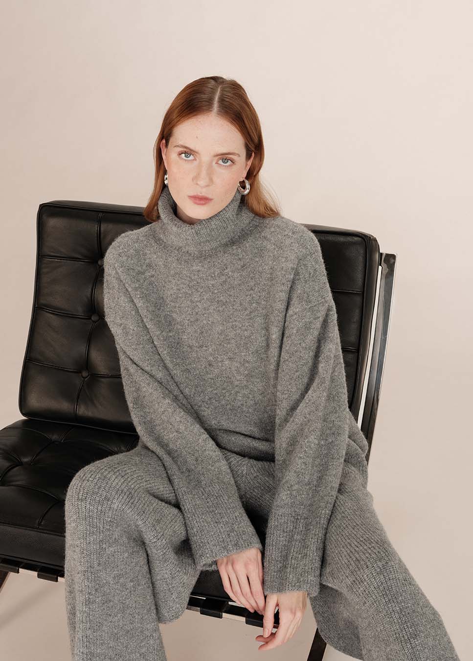 Grace & Mila Taxton broek gebreid wol grijs voorkant model zittend