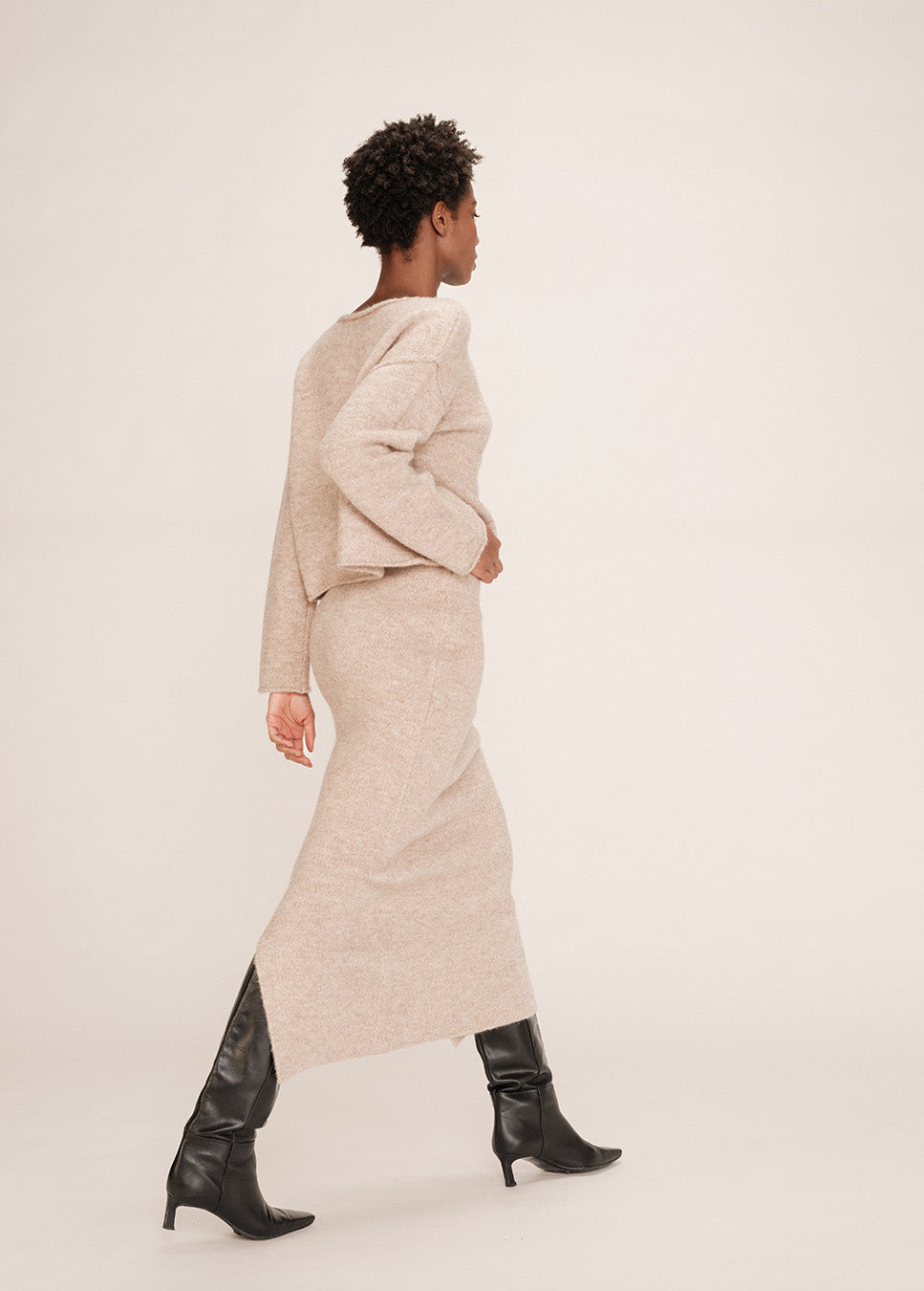 Grace & Mila Toundra midi-rok gebreid wol beige zijkant model met bijpassende trui