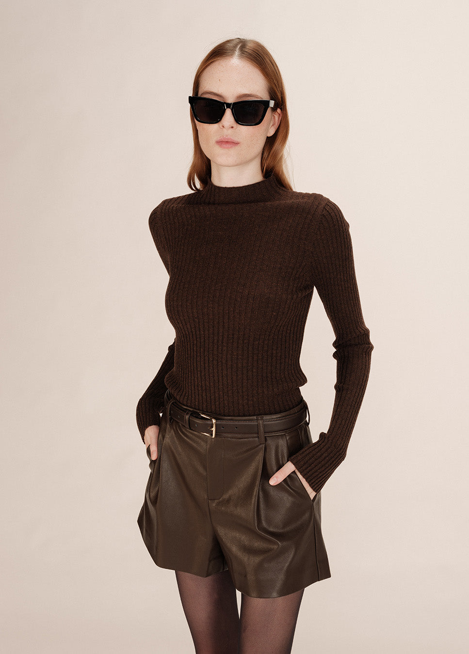 Grace & Mila Travis short vegan leather bruin voorkant model met bruine trui