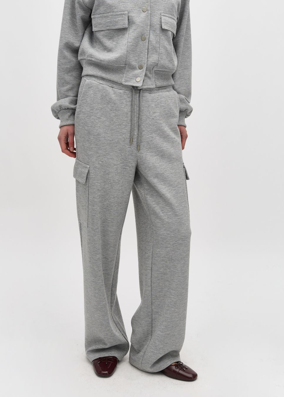 Grijze dames cargo joggingbroek Casia mbyM model voorkant detail
