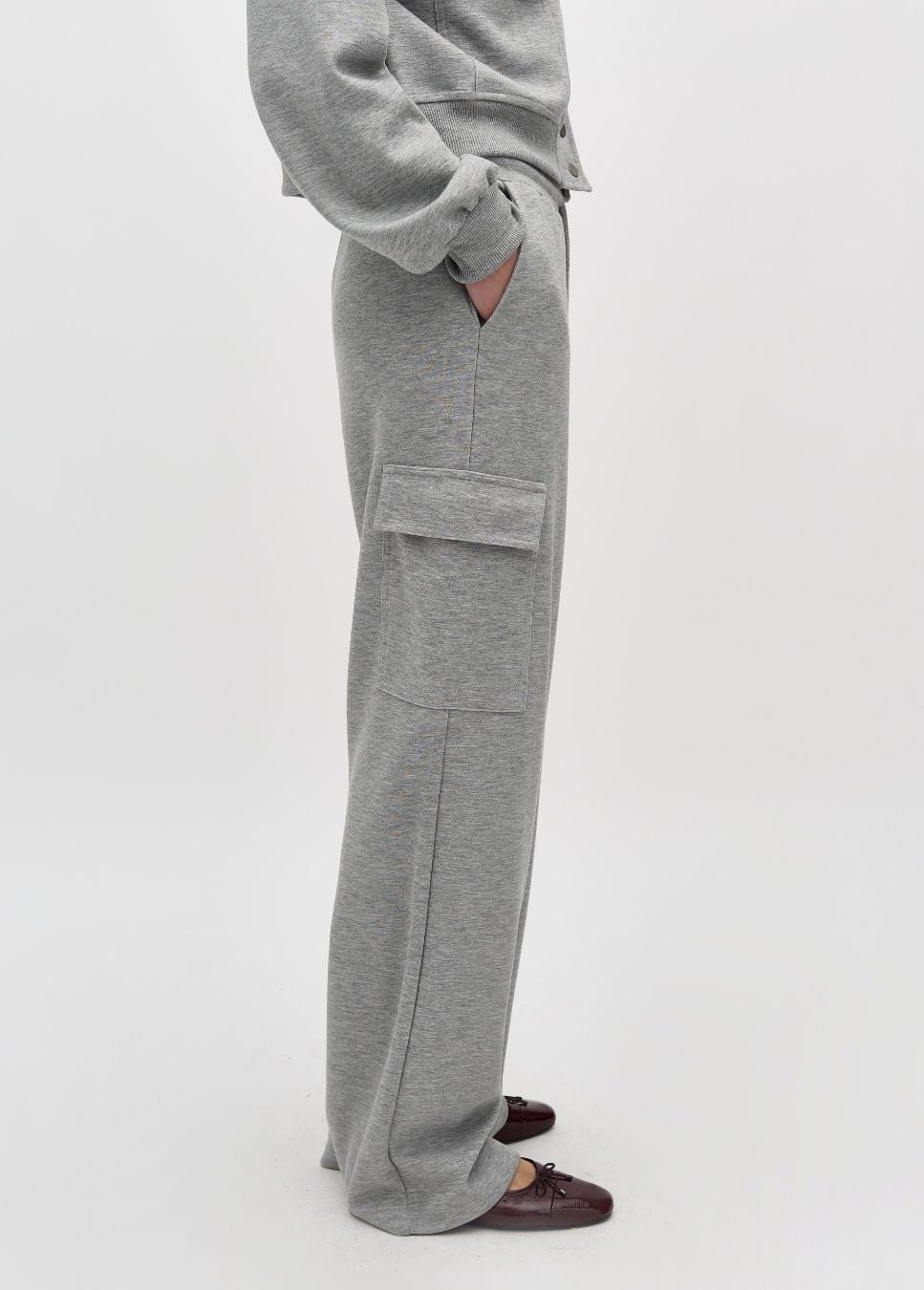 Grijze dames cargo joggingbroek Casia mbyM model zijkant detail