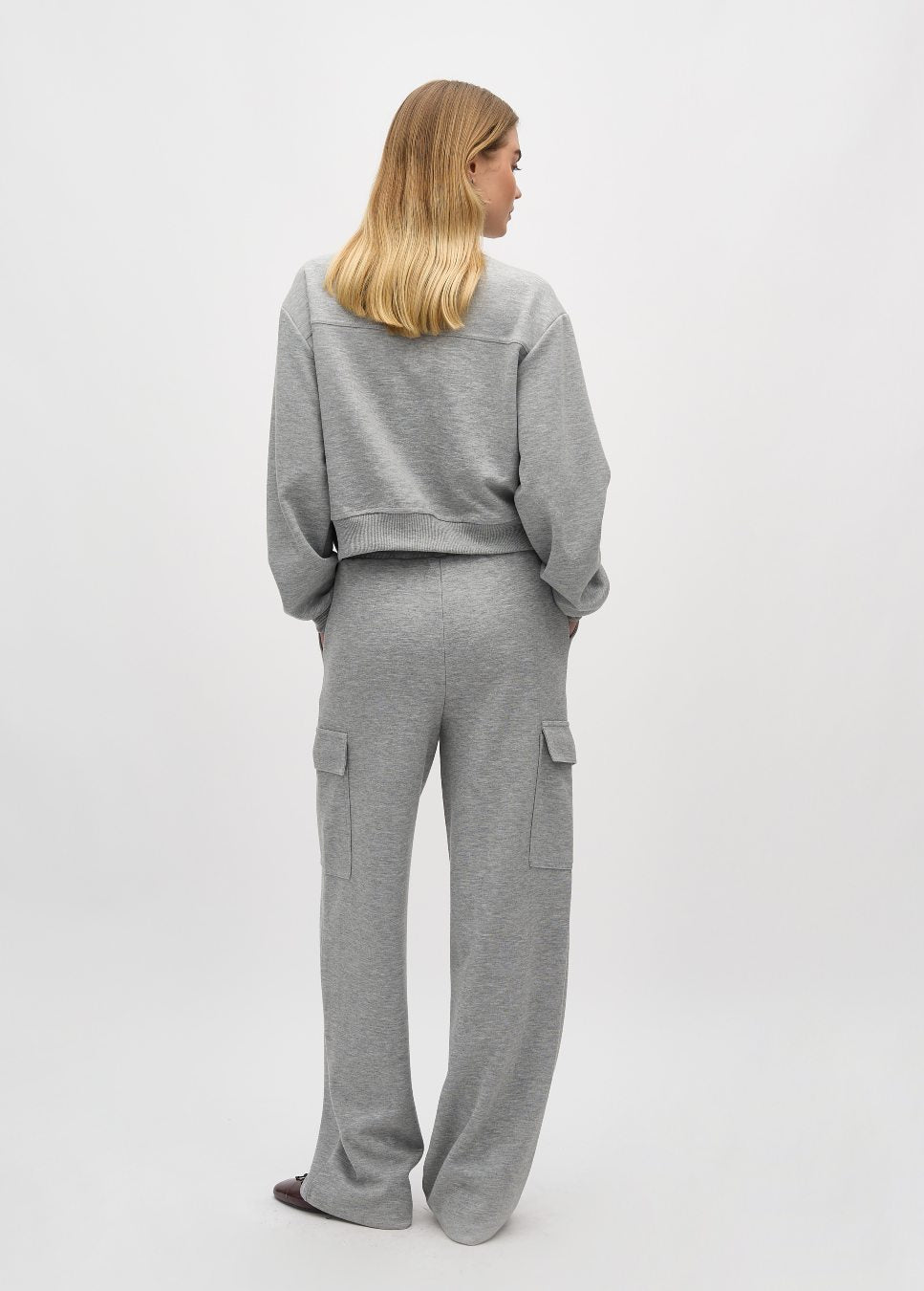 Grijze dames cargo joggingbroek Casia mbyM model achterkant met grijze bomber