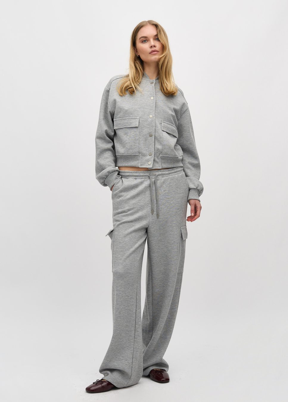 Grijze dames cargo joggingbroek Casia mbyM model voorkant met grijze bomber