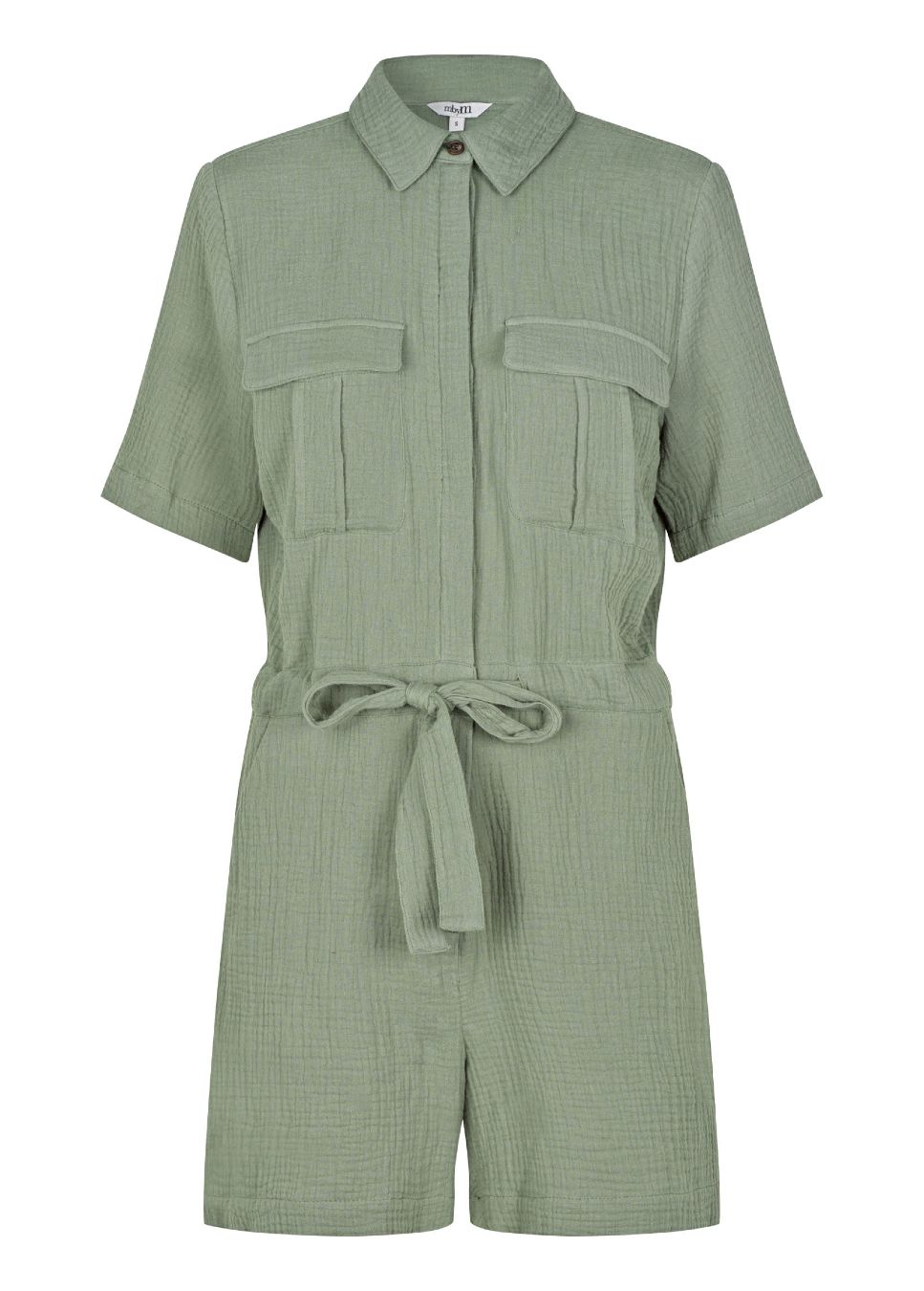 Een echte must-have voor de zomer, deze groene korte jumpsuit Carello van mbyM. De groene jumpsuit heeft een ceintuur in de taille die je kunt aantrekken waardoor de jumpsuit mooi getailleerd valt. De groene jumpsuit met korte mouwen. Shop bij Boetiek Aniek de nieuwe collectie jumpsuits, groene jumpsuits mbyM.