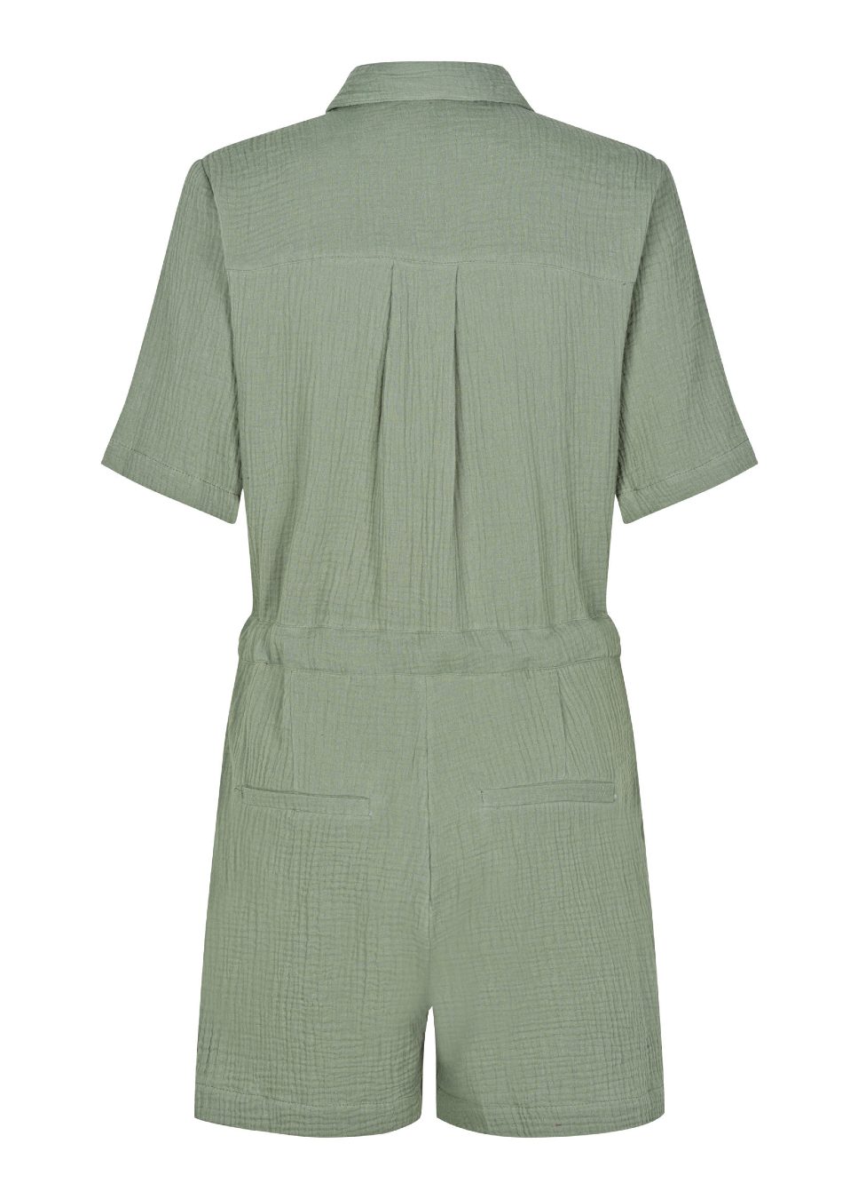 Een echte must-have voor de zomer, deze groene korte jumpsuit Carello van mbyM. De groene jumpsuit heeft een ceintuur in de taille die je kunt aantrekken waardoor de jumpsuit mooi getailleerd valt. De groene jumpsuit met korte mouwen. Shop bij Boetiek Aniek de nieuwe collectie jumpsuits, groene jumpsuits mbyM.