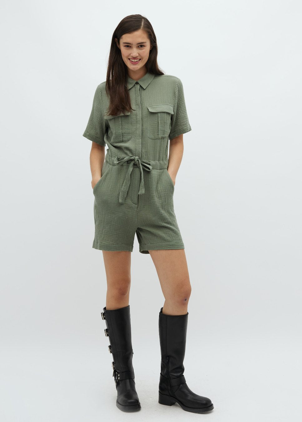 Een echte must-have voor de zomer, deze groene korte jumpsuit Carello van mbyM. De groene jumpsuit heeft een ceintuur in de taille die je kunt aantrekken waardoor de jumpsuit mooi getailleerd valt. De groene jumpsuit met korte mouwen. Shop bij Boetiek Aniek de nieuwe collectie jumpsuits, groene jumpsuits mbyM.