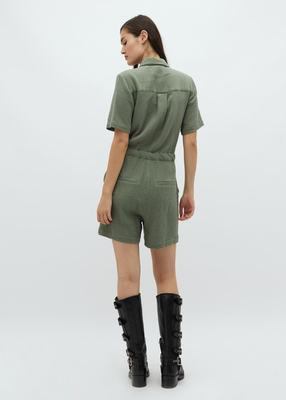 Een echte must-have voor de zomer, deze groene korte jumpsuit Carello van mbyM. De groene jumpsuit heeft een ceintuur in de taille die je kunt aantrekken waardoor de jumpsuit mooi getailleerd valt. De groene jumpsuit met korte mouwen. Shop bij Boetiek Aniek de nieuwe collectie jumpsuits, groene jumpsuits mbyM.