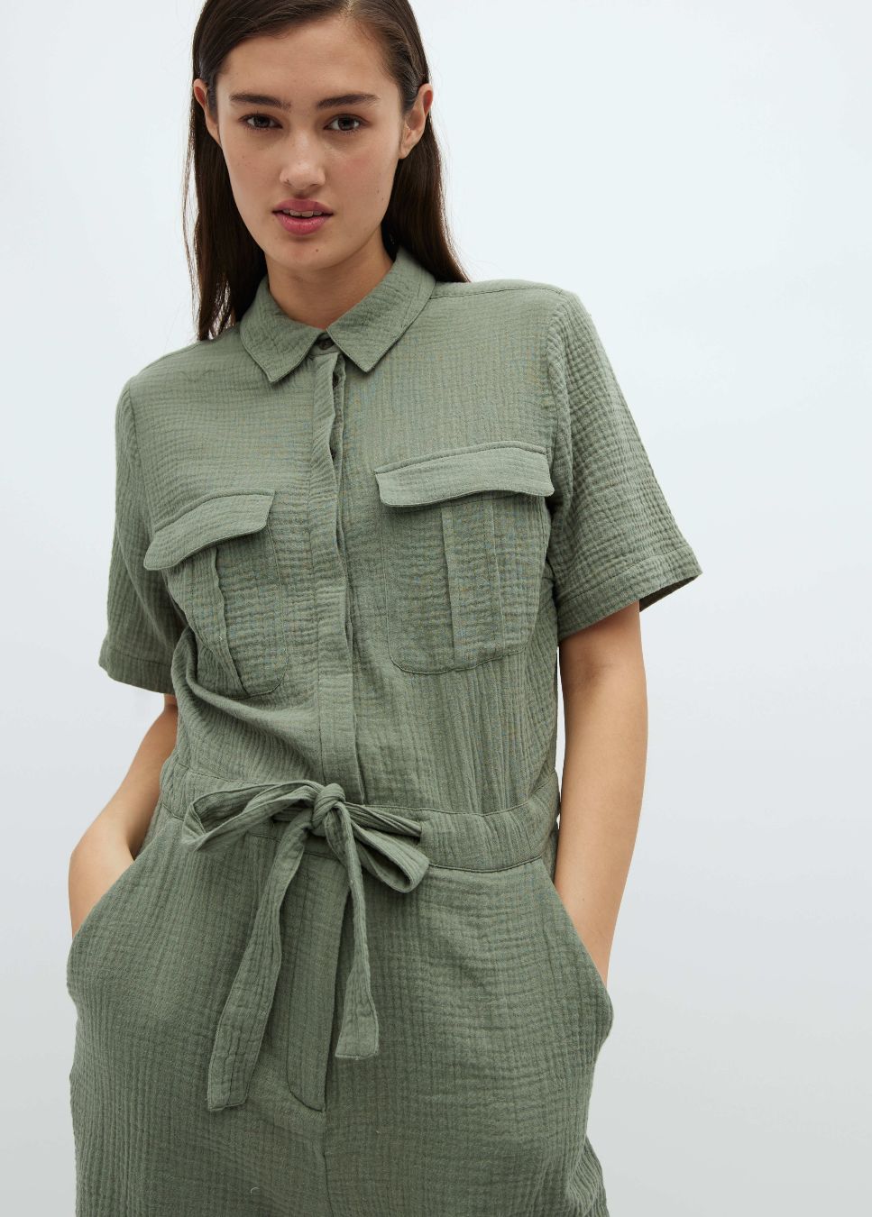 Een echte must-have voor de zomer, deze groene korte jumpsuit Carello van mbyM. De groene jumpsuit heeft een ceintuur in de taille die je kunt aantrekken waardoor de jumpsuit mooi getailleerd valt. De groene jumpsuit met korte mouwen. Shop bij Boetiek Aniek de nieuwe collectie jumpsuits, groene jumpsuits mbyM.