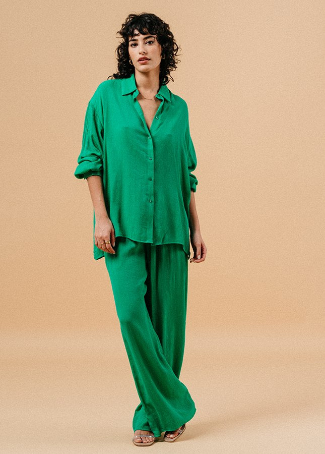 Groene pantalon Matisse van het merk Grace & Mila. De Matisse is een lange, wijde broek met een elastische taille met strikband en steekzakken aan de zijkant. De perfecte broek voor de warme zomerdagen. Combineer de groene pantalon met de bijpassende groene oversized blouse voor een comfortabele en elegante look. 