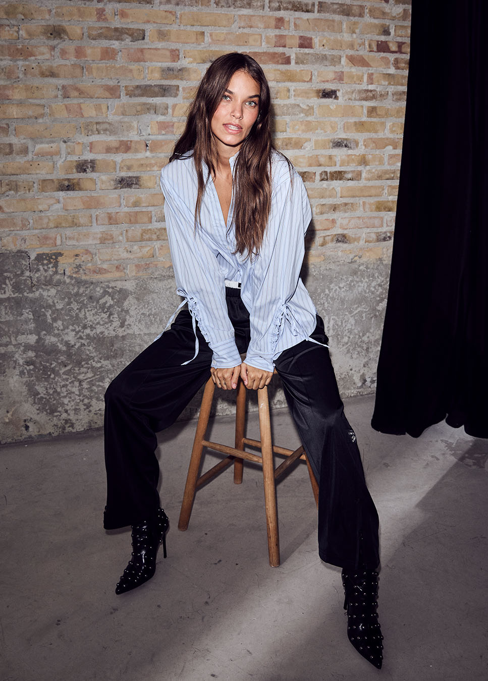 Haute L’Amitié Alvina Tie Stripe blouse lichtblauw voorkant model met zwarte broek