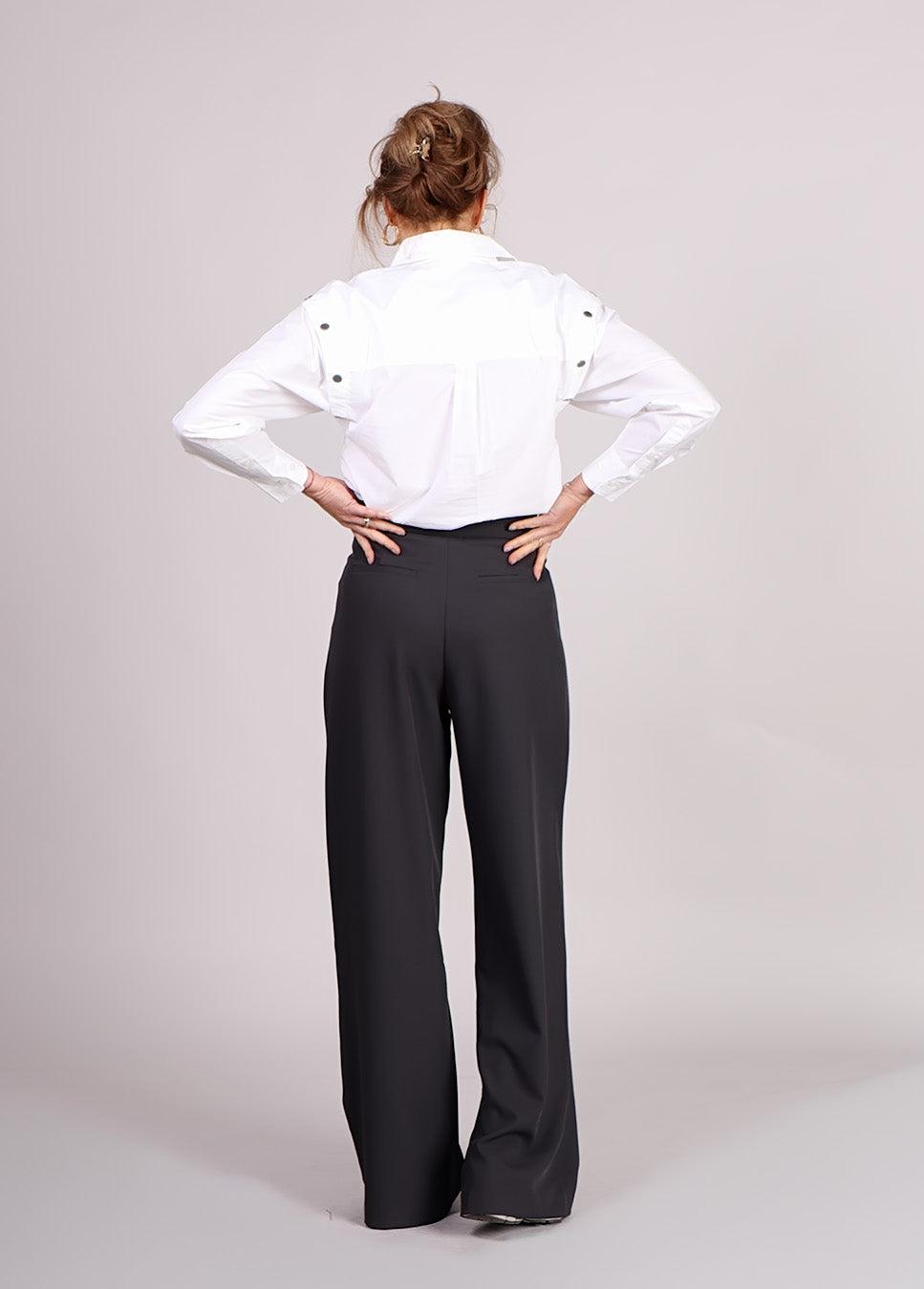 Haute L’Amitié Button Sleeve blouse wit achterkant model met grijze pantalon