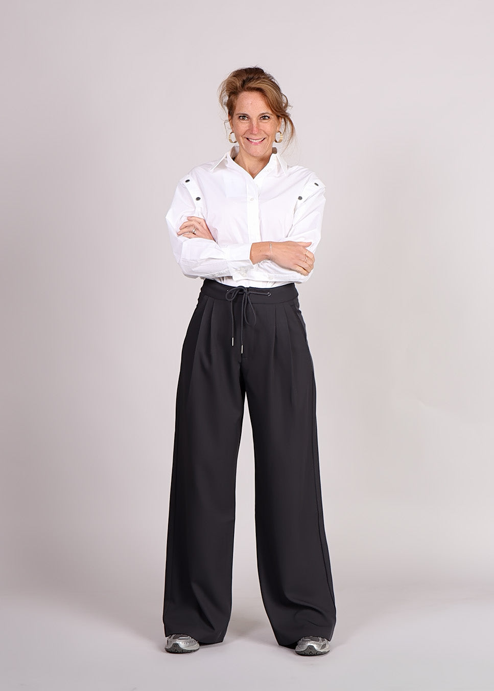 Haute L’Amitié Button Sleeve blouse wit voorkant model met grijze Michelle pants