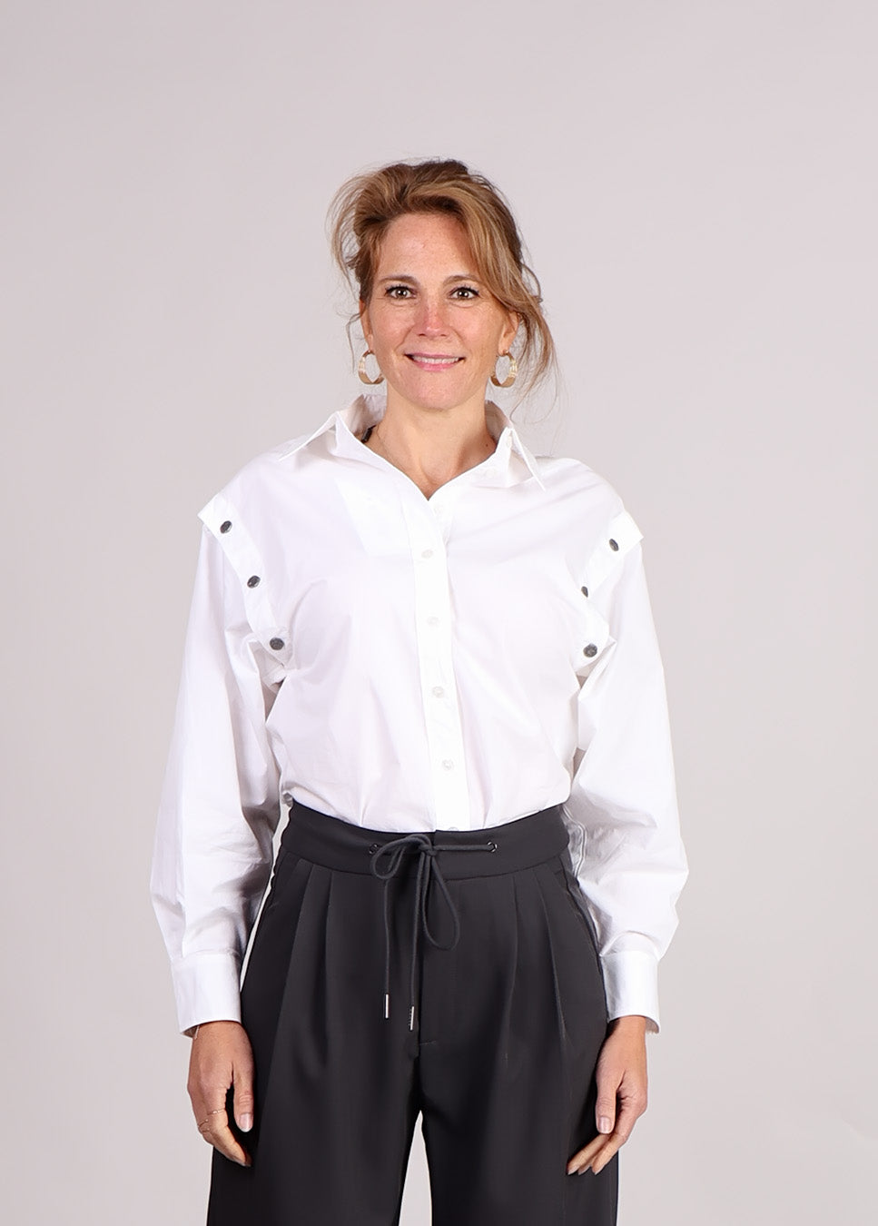 Haute L’Amitié Button Sleeve blouse wit voorkant model
