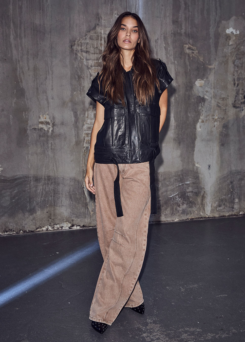 Haute L’Amitié Drew Barrel Panel Tall Jeans Camel op model voorkant met zwart gilet