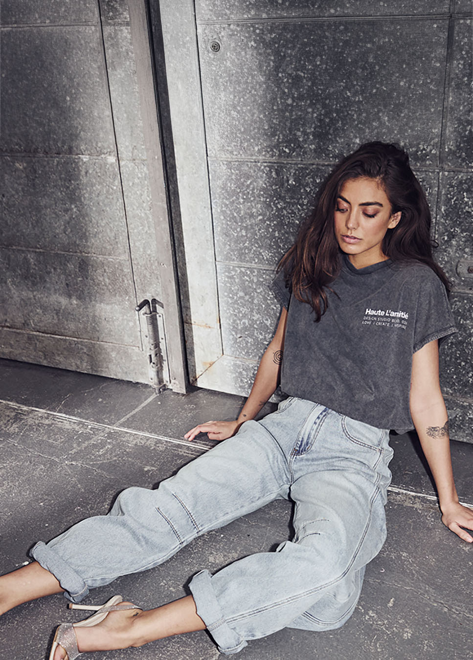 Haute L’Amitié Drew Barrel Panel Tall Jeans bleached denim voorkant model