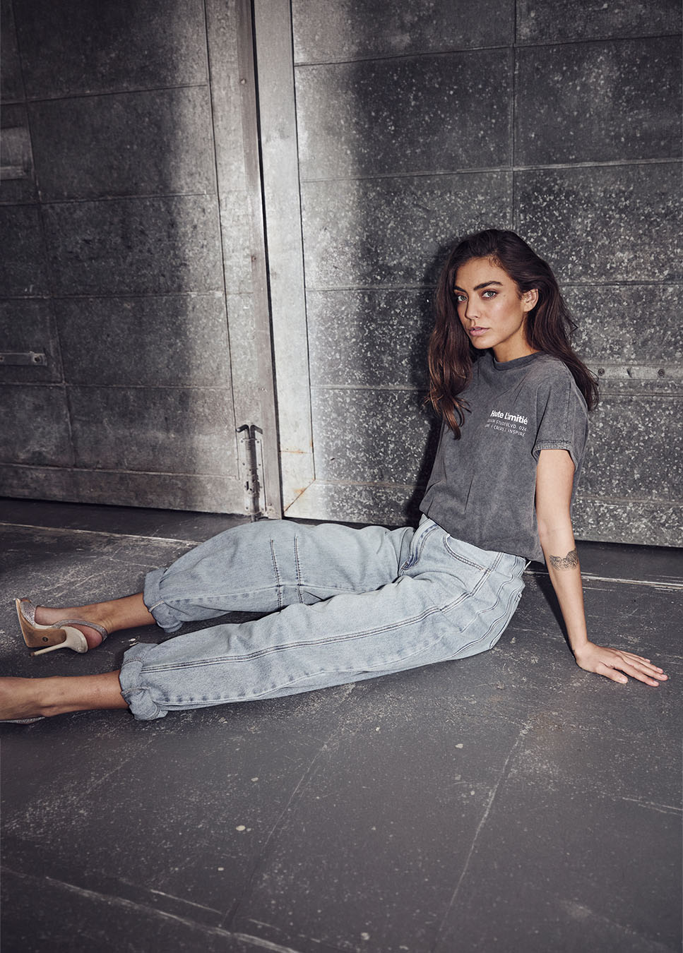 Haute L’Amitié Drew Barrel Panel Tall Jeans bleached denim zijkant model met grijs t-shirt