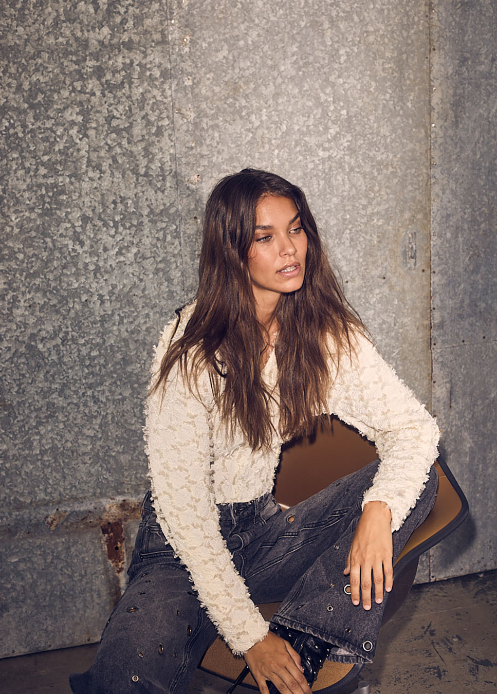 Haute L’Amitié Eyelet Patch Tall Jeans zwart op model zittend