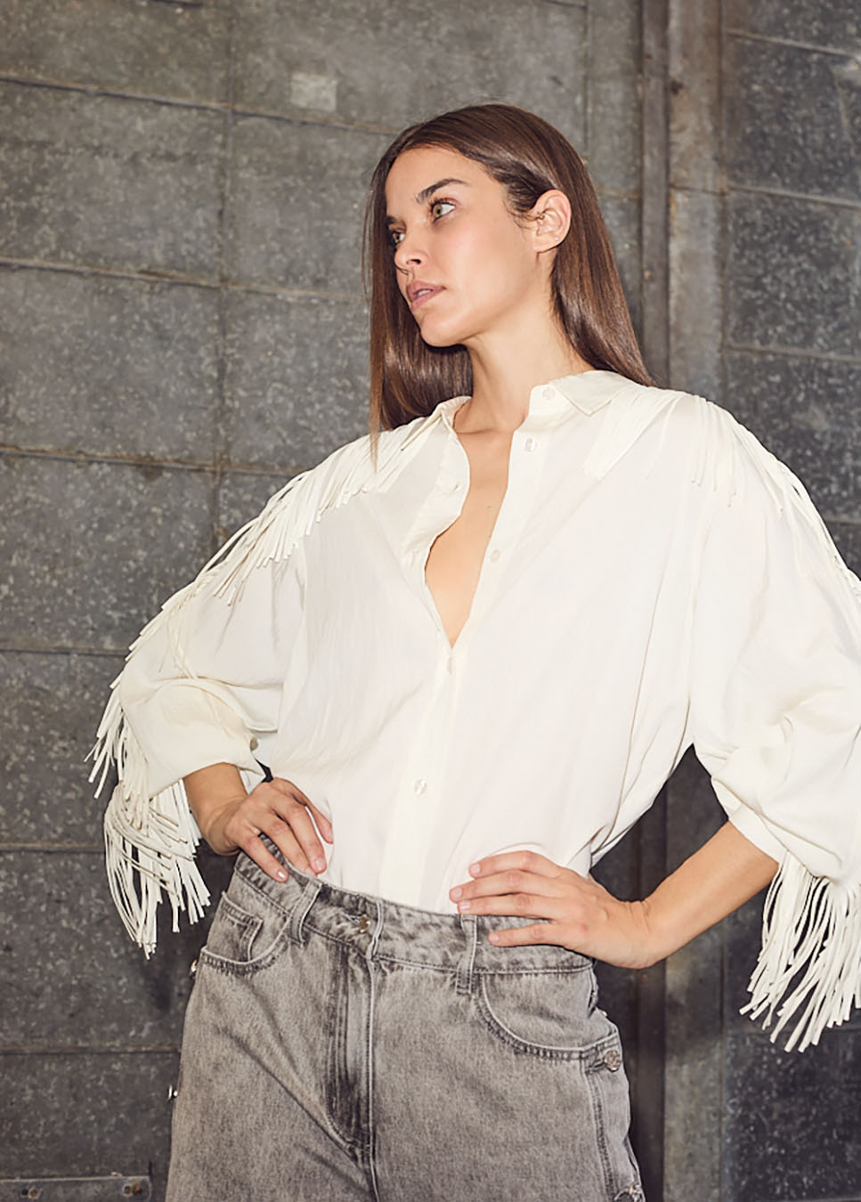 Haute L’Amitié Fringe blouse wit voorkant model grijze jeans