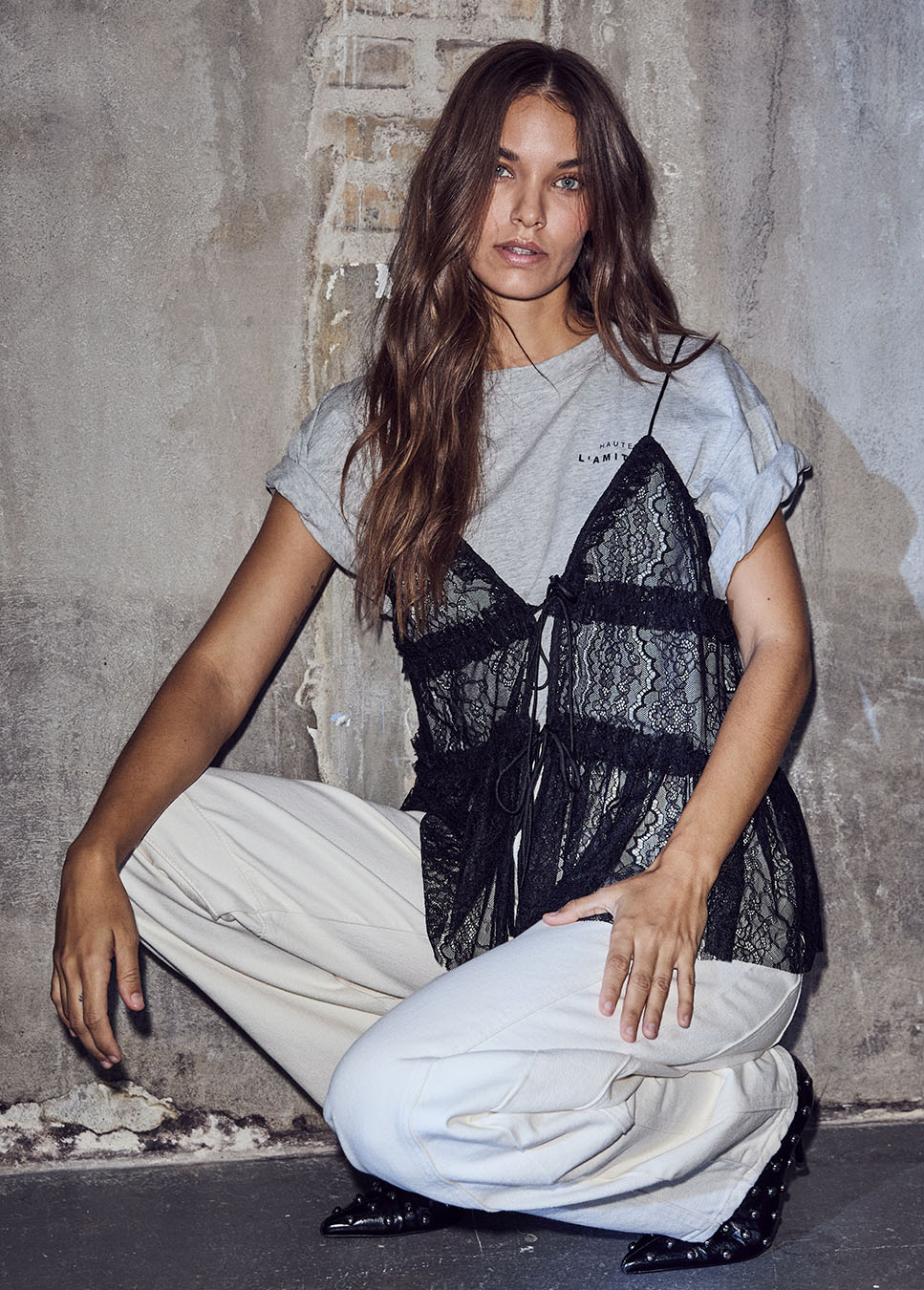 Haute L’Amitié HL Crew Neck Crop T-Shirt grijs met zwarte kanten top op voorkant model