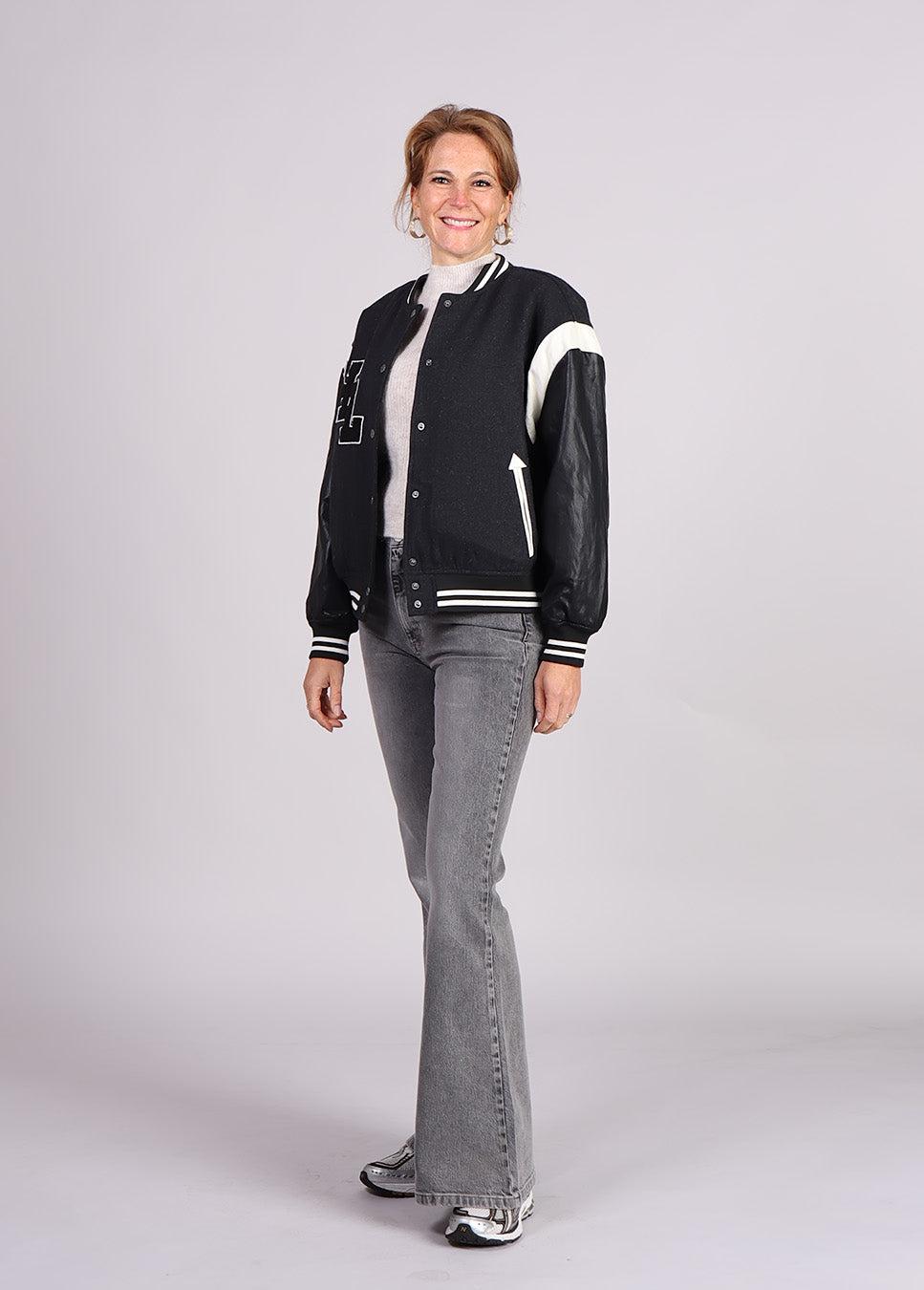 Haute L’Amitié HL mix bomber jas baseball zwart voorkant model met grijze jeans