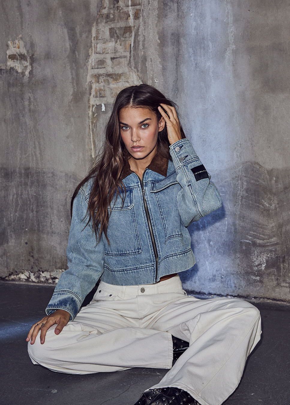 Haute L’Amitié Meliza Crop Denim Jacket blauw HL10492 voorkant model met witte jeans