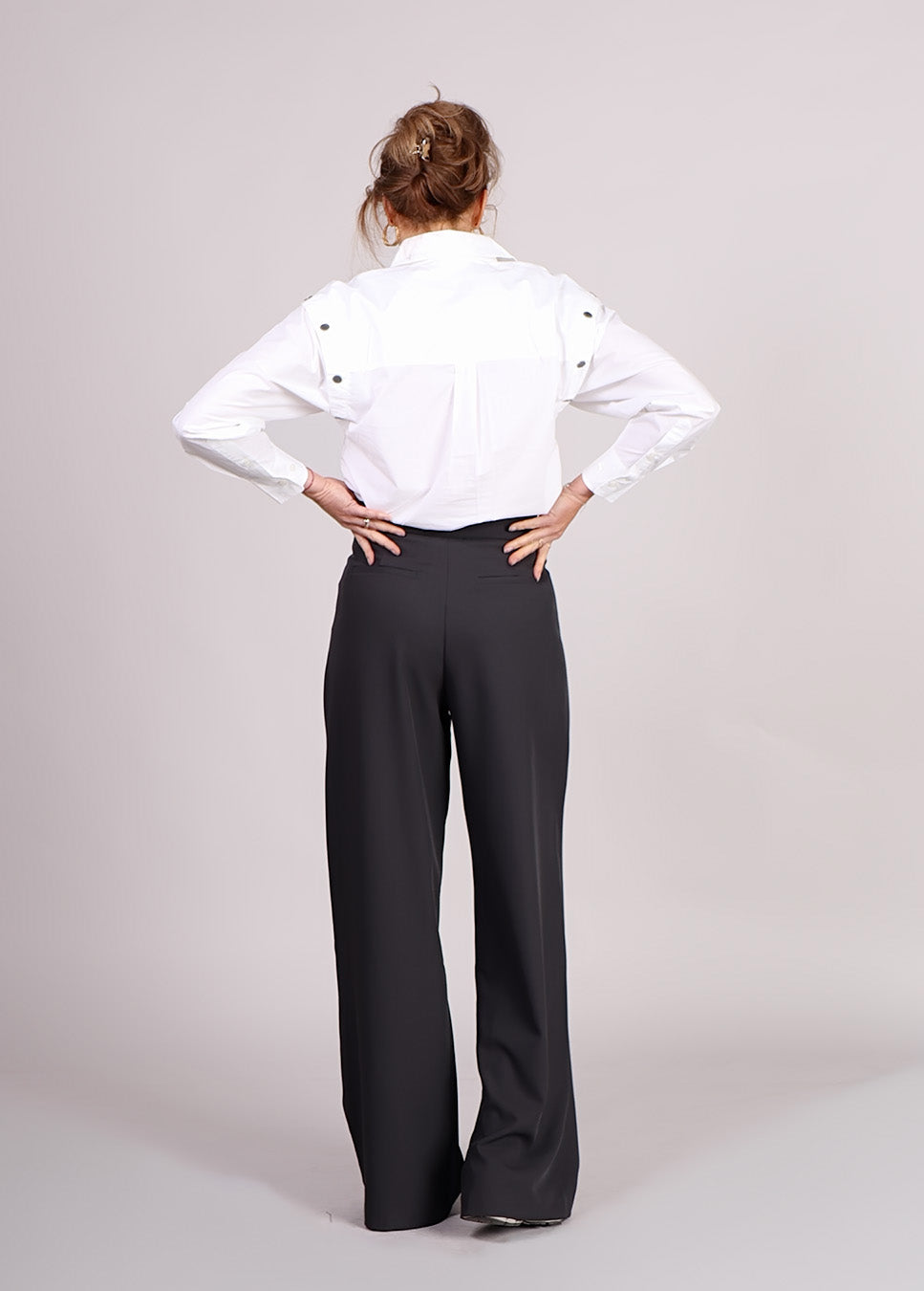 Haute L’Amitié Michelle Tailor Tie Tall Pant grijs achterkant model