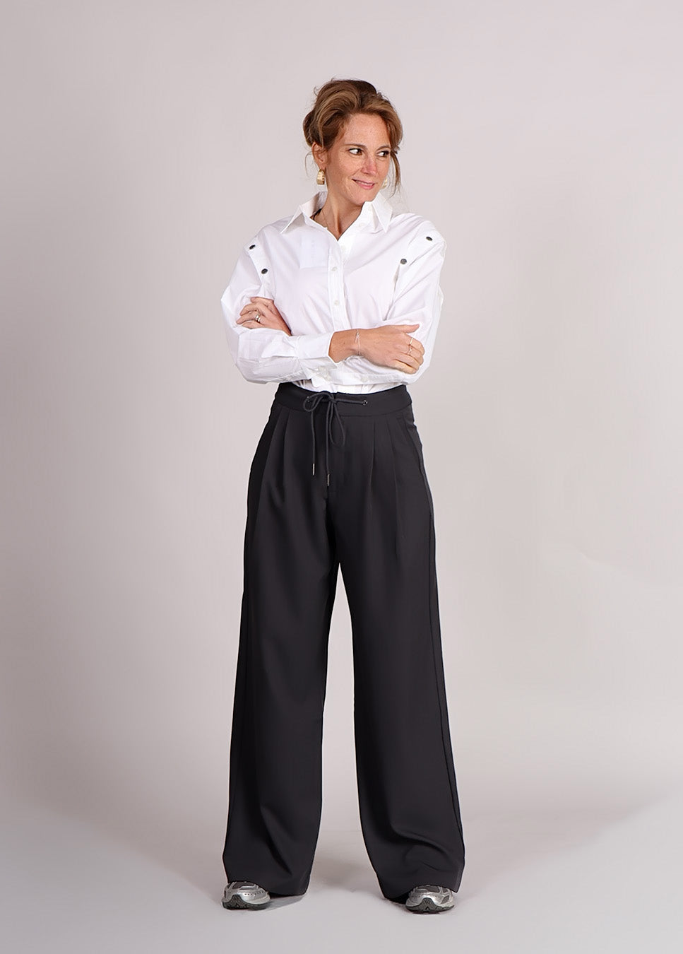 Haute L’Amitié Michelle Tailor Tie Tall Pant grijs voorkant model