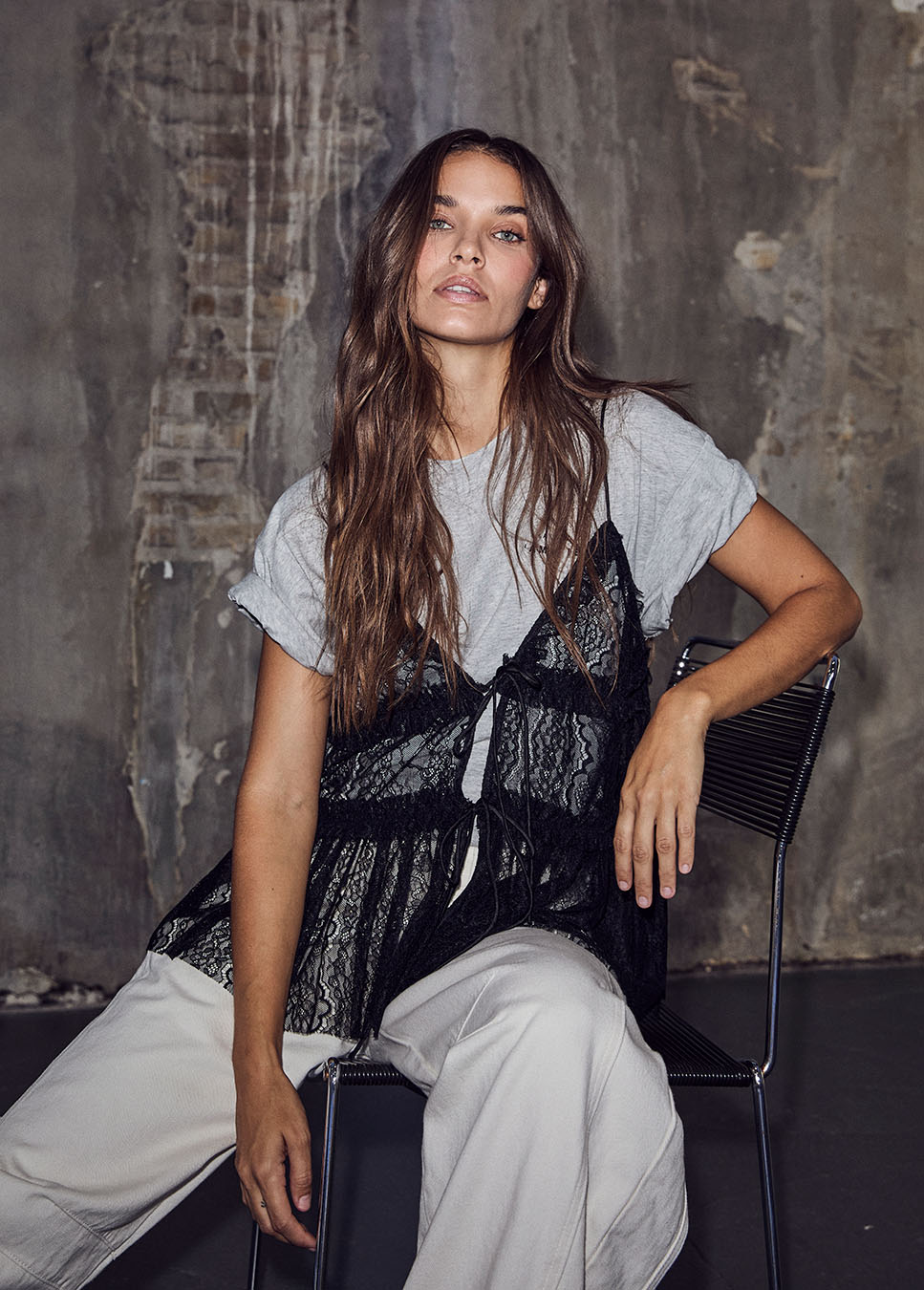 Haute L’Amitié New Lace Tie Top zwart voorkant model met grijs t-shirt eronder