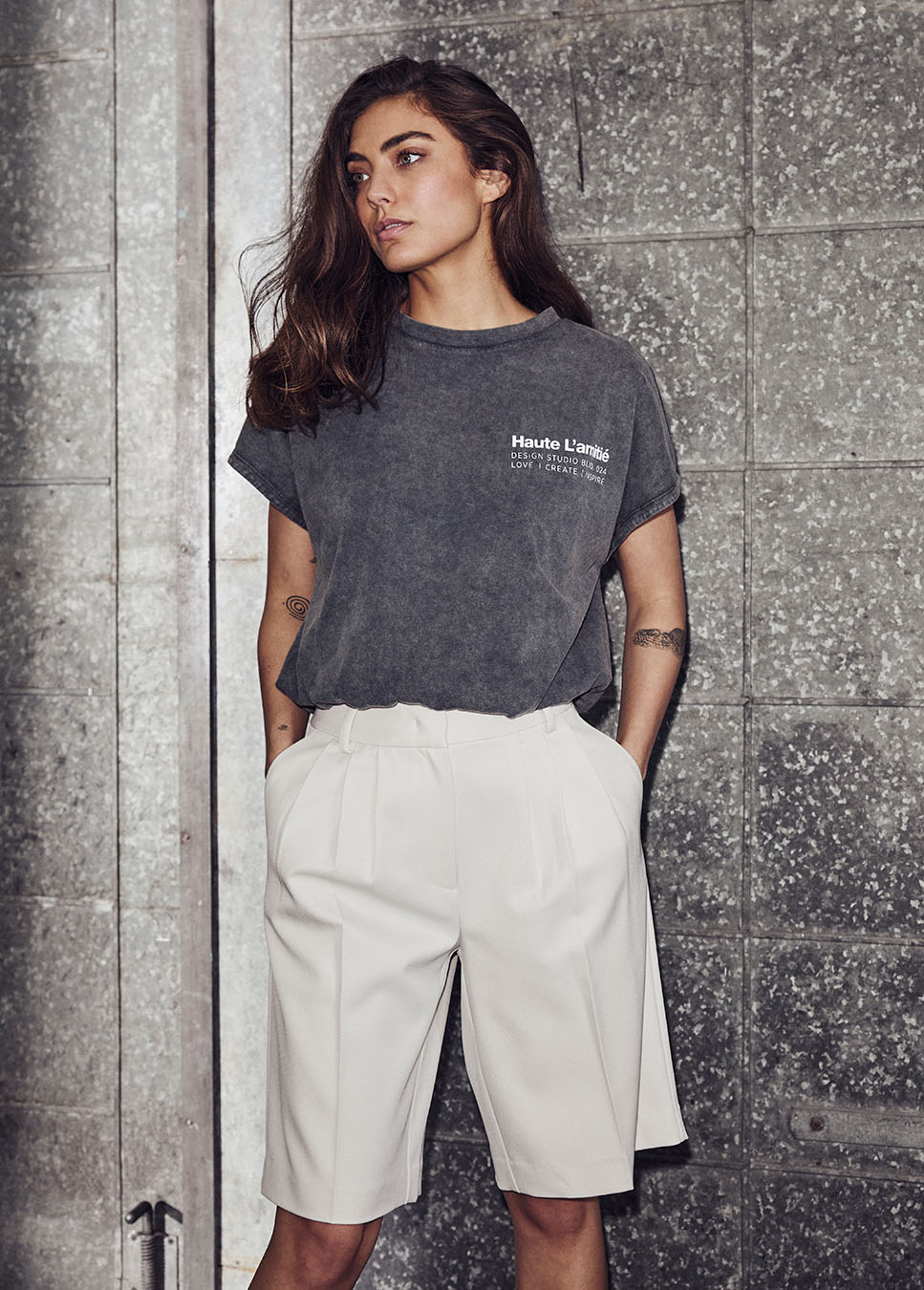 Haute L’Amitié Noma Acid NS Balloon Tee grijs voorkant model met beige bermuda