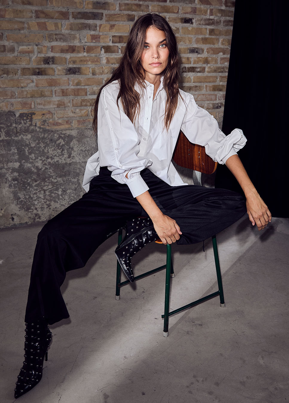 Haute L’Amitié Ori Button Deco blouse wit voorkant model met zwarte broek