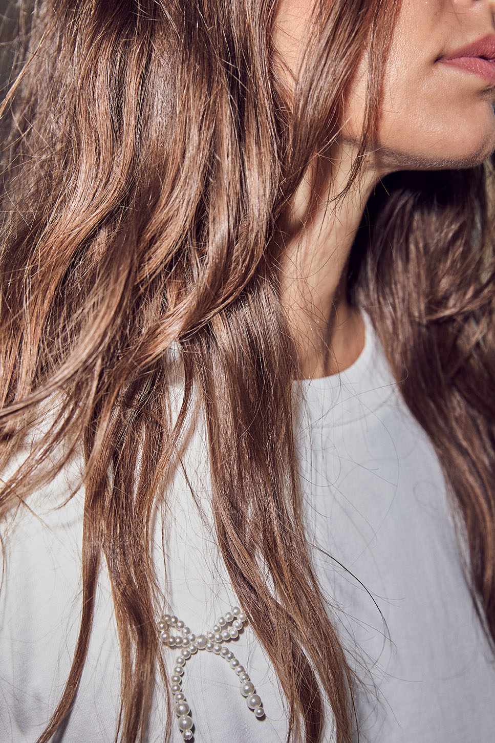 Haute L’Amitié Pearl Bow Tee voorkant detail