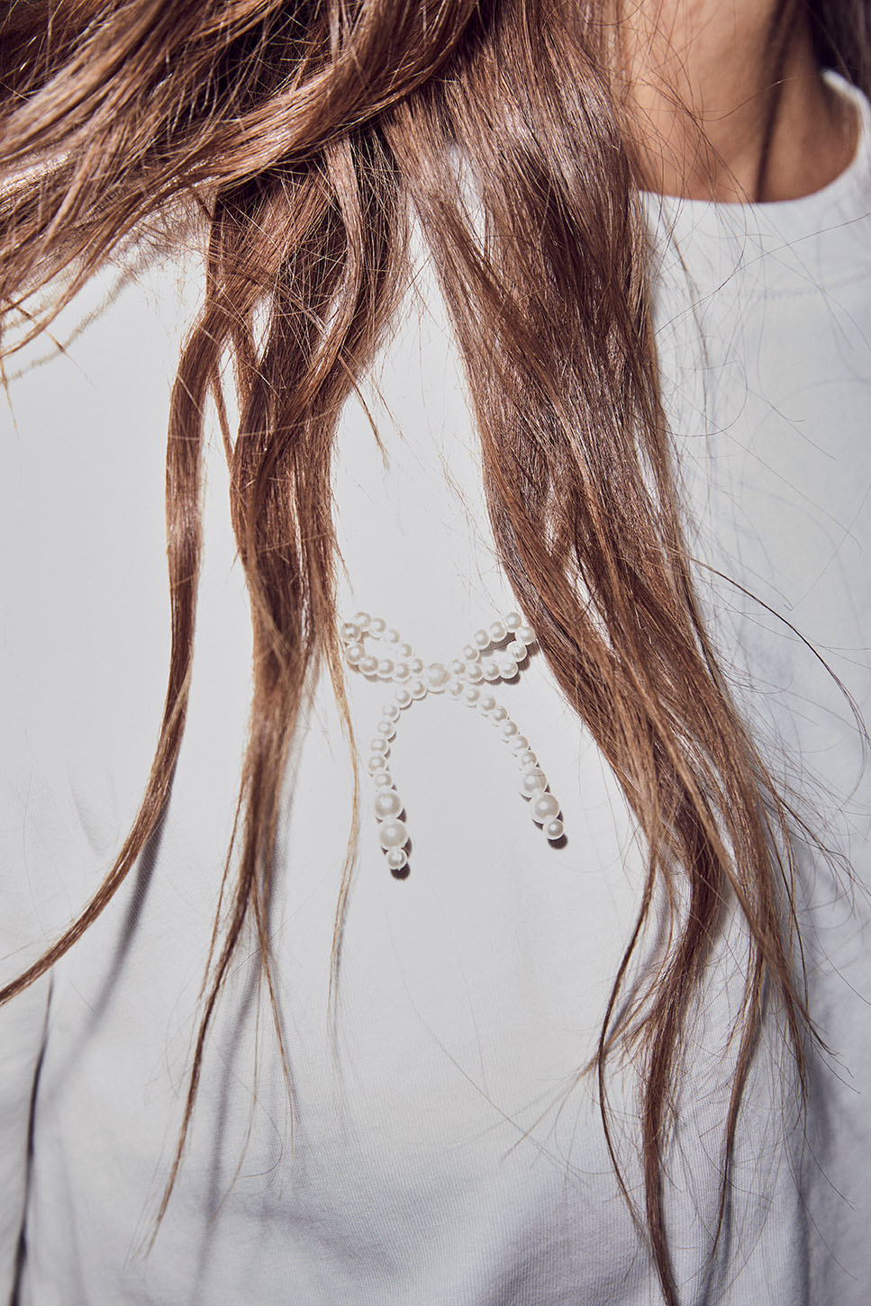 Haute L’Amitié Pearl Bow Tee voorkant op model detail