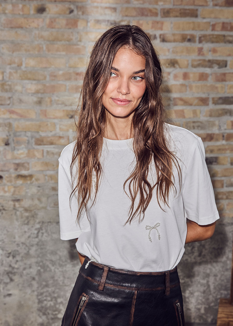 Haute L’Amitié Pearl Bow Tee voorkant op model