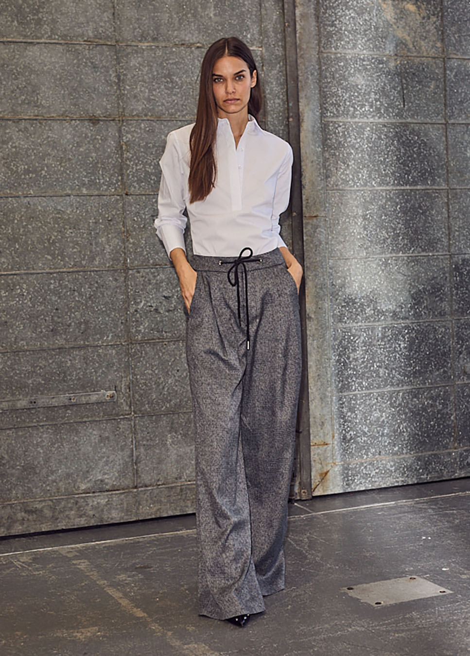 Haute L’Amitié Pure blouse body wit voorkant model met grijze broek