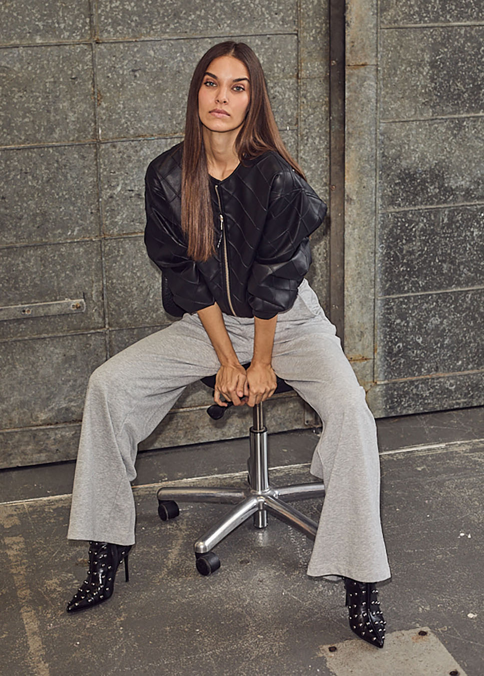 Haute L’Amitié Quilt PU Bomber jas zwart voorkant model