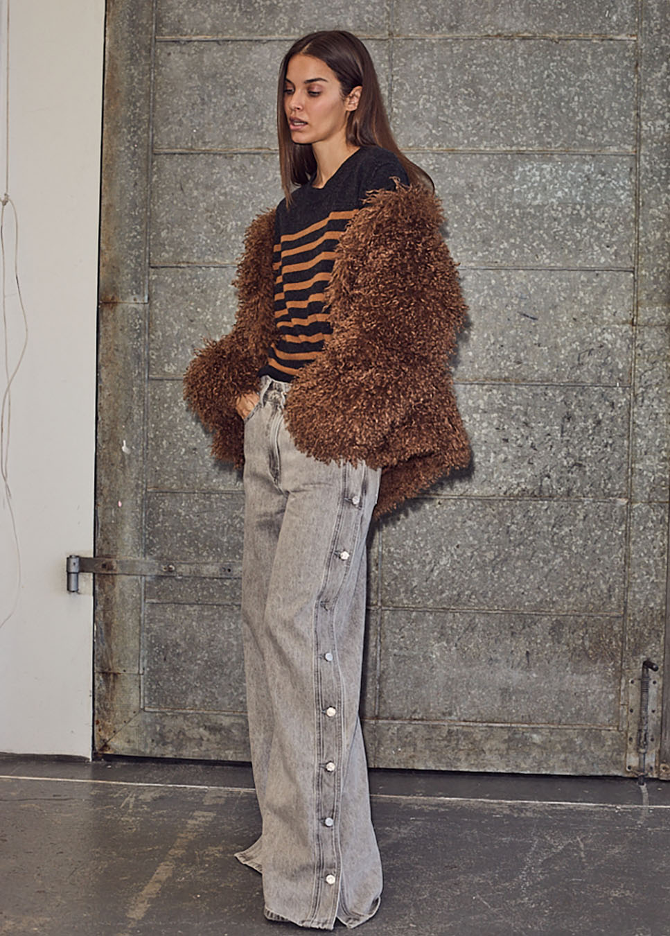 Haute L’Amitié Side Panel Button Tall Jeans grijs model faux fur jas