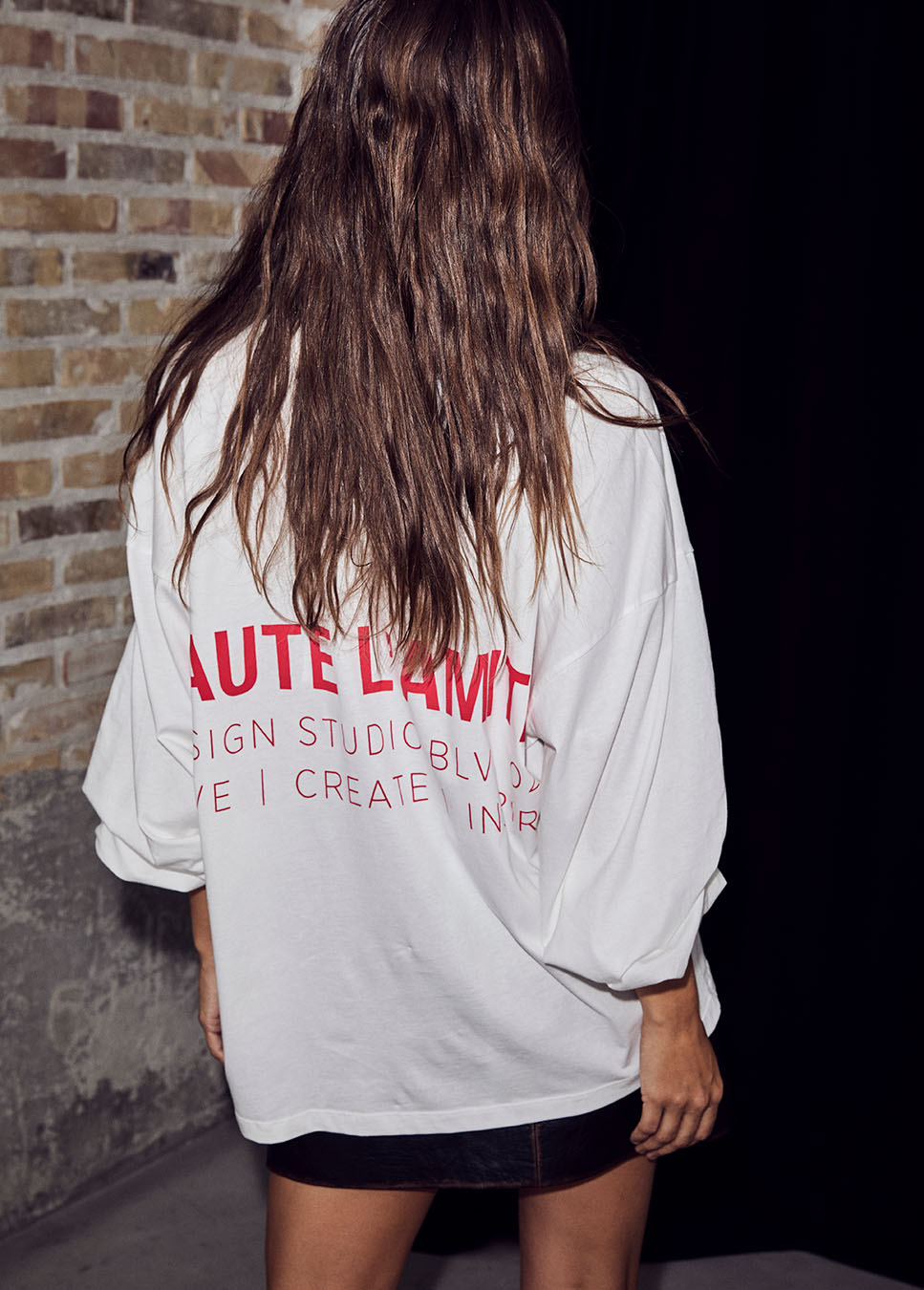 Haute L’Amitié Studio LS Print trui creme achterkant model met rok