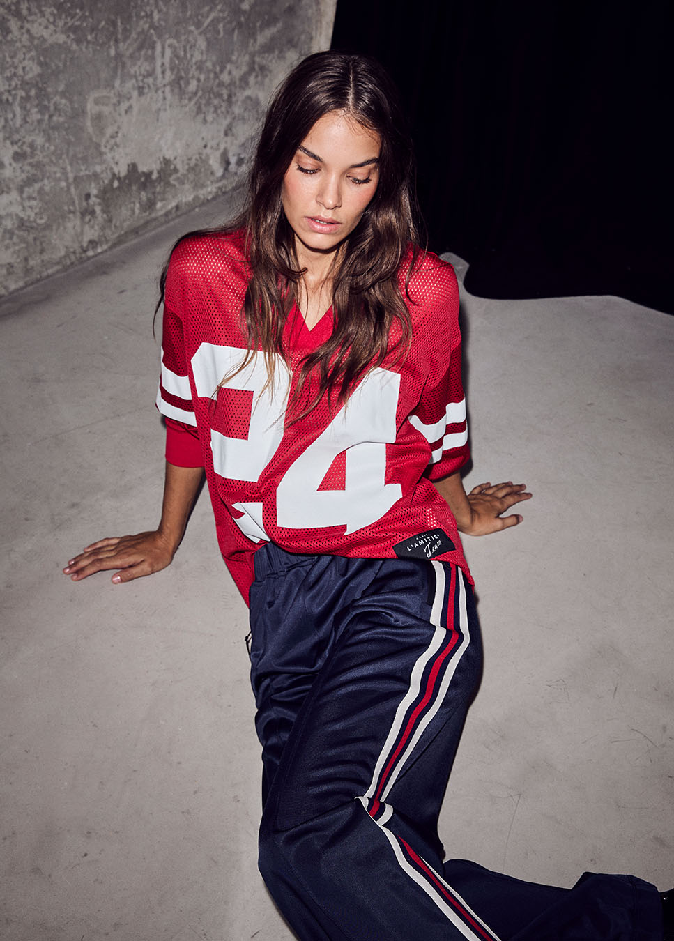 Haute L'Amitié Top Drift Number LS Tee rood voorkant van het model met blauwe trackpants