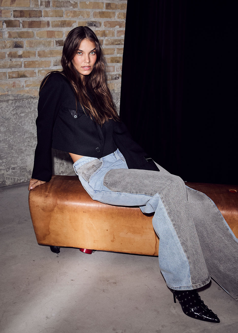 Haute L’Amitié Two-Tone Patch Tall Jeans blauw grijs zijkant van het model