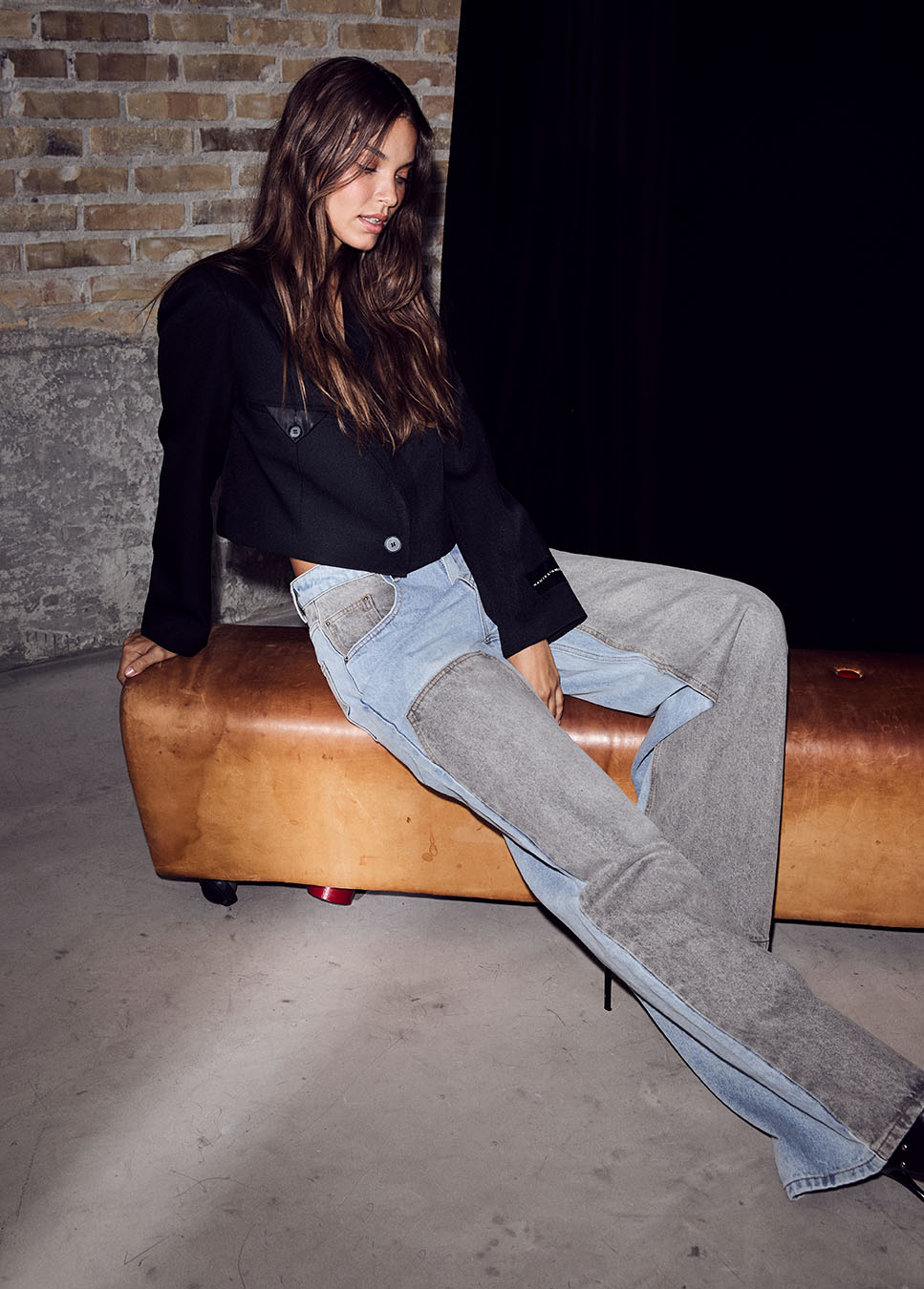 Haute L’Amitié Two-Tone Patch Tall Jeans blauw grijs zijkant model met zwart jasje