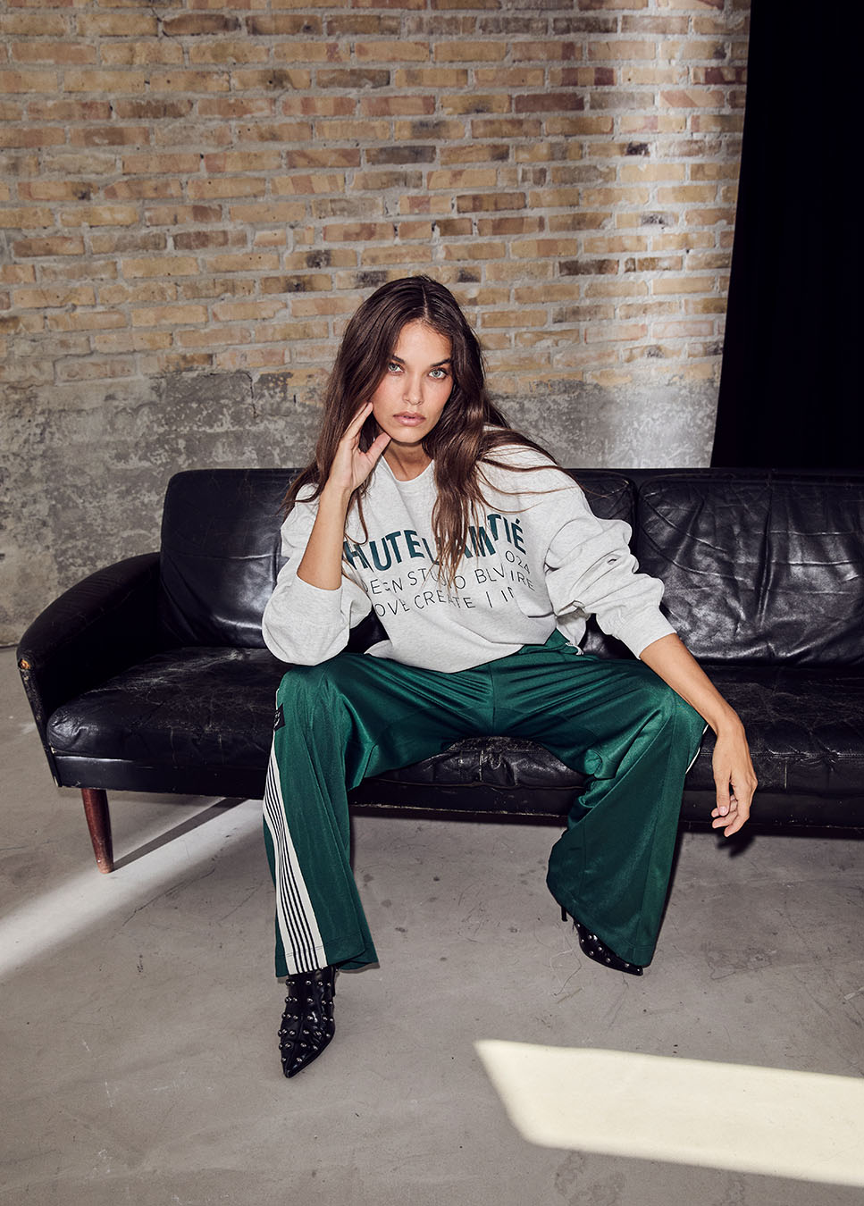 Haute L'Amitié broek Baggy Track Tall Pants groen voorkant model