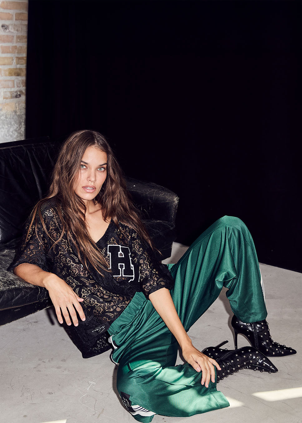 Haute L'Amitié broek Baggy Track Tall Pants groen voorkant model zwarte kanten top