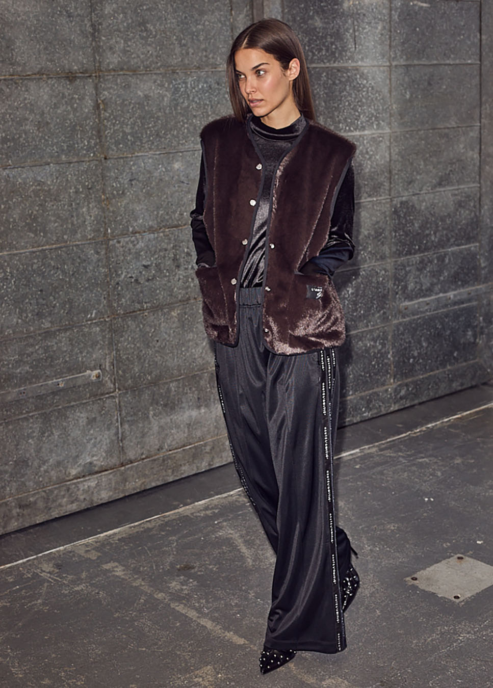 Haute L’Amitié faux fur tech vest gilet bruin mocca voorkant model